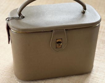 Vintage American Tourister Train Case Taupe | Turnlock closure