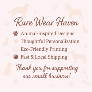 Puede incluir: Gr&aacute;fico rosa claro con texto marr&oacute;n. Dice "Rare Wear Haven" y enumera "Dise&ntilde;os inspirados en animales", "Personalizaci&oacute;n reflexiva" e "Impresi&oacute;n ecol&oacute;gica". Tambi&eacute;n dice "&iexcl;Gracias por apoyar a nuestra peque&ntilde;a empresa!"