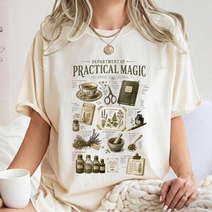 Camiseta de bruja verde de magia práctica, camiseta de herbolario/boticario, camiseta Cottagecore Witchy Comfort Colors, regalo botánico