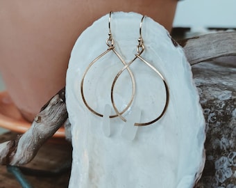 Pendientes de vidrio marino de Maine blanco con baño de oro vermeil