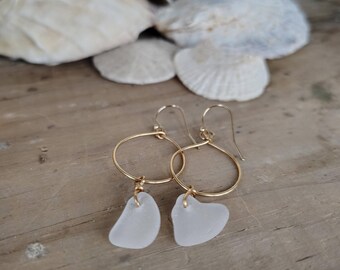 Pendientes de vidrio marino de Maine con baño de oro vermeil