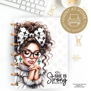 Può includere: Un'agenda con un ritratto di donna con occhiali, fiocco e orecchini a croce. L'agenda ha una rilegatura a spirale dorata e le parole "She is Strong" e "Print at Home Instant Download" sono visibili.