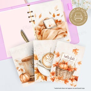 Op de afbeelding: Een planner met aquarel illustraties van herfstthema's. De afbeeldingen bevatten een pompoen, koffie en de tekst "hello fall". De planner is open en toont lege pagina's en een pen. Een sticker leest "Print at Home, Instant Download".