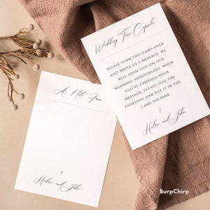 Może przedstawiać: Biała kartka z tekstem "A Note From" i "Wedding Time Capsule" z instrukcjami, jak napisać wiadomość dla pary, którą otworzą w rocznicę ślubu. Kartka jest podpisana "Helen and John".