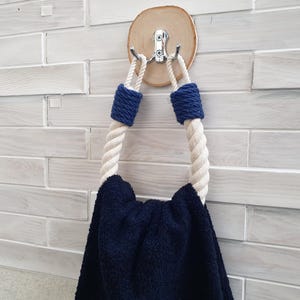 Porta-toalhas de corda de algodão náutica com envoltório azul-marinho e fatia de madeira. Porta-papel. Decoração adesiva de parede para banheiro ou cozinha