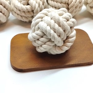 "Deko-Layout ""Affenfaust"" aus weißem Baumwollseil, 8.5 cm - stilvolles umweltfreundliches Wohndekor-Tischkartenhalter ""Affenfaust""."