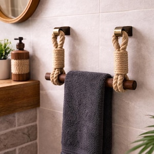 Puede incluir: Un letrero de madera rústico con el texto "Welcome to our home" en letras blancas. El letrero presenta un acabado envejecido y un diseño sencillo y acogedor, perfecto para la decoración de la puerta principal.