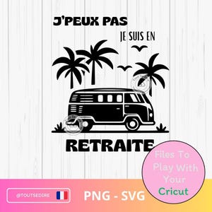 Peut inclure: Graphique noir et blanc avec le texte "J'PEUX PAS JE SUIS EN RETRAITE" (Je ne peux pas, je suis à la retraite). Le design comprend un van, des palmiers et des oiseaux, parfait pour les projets sur le thème de la retraite.