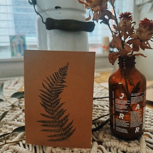 Cartes de voeux faites à la main avec des feuilles naturelles sur du papier kraft recyclé | Cartes d'anniversaire uniques | Cadeau pour amateur de plein air | Motifs fougères et feuilles de chêne