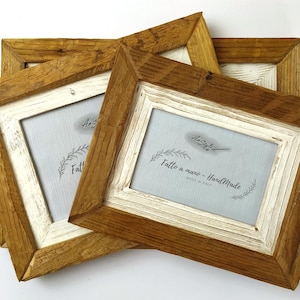 Può includere: Tre cornici per foto in legno rustico con bordi dipinti di bianco. Le cornici sono impilate l'una sull'altra. La cornice più grande ha un'etichetta che recita "ArtStyle - Fatto a mano - Handmade - Made in Italy".