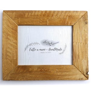 Peut inclure: Cadre photo rectangulaire en bois de couleur marron clair. Le cadre présente une texture de grain de bois naturel et un intérieur blanc avec le texte "An Style" et "Fatto a mano - Handmade MADE IN ITALY".