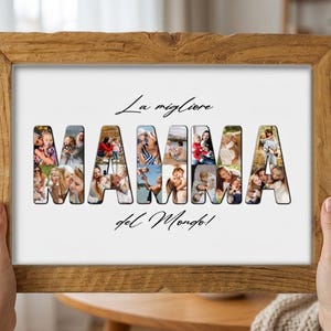 Op de afbeelding: Een ingelijste print met de Italiaanse tekst "La migliore Mamma del Mondo!". Het woord "MAMMA" is gevuld met familiefoto's. De lijst is gemaakt van lichtbruin hout en de print wordt door twee handen vastgehouden.