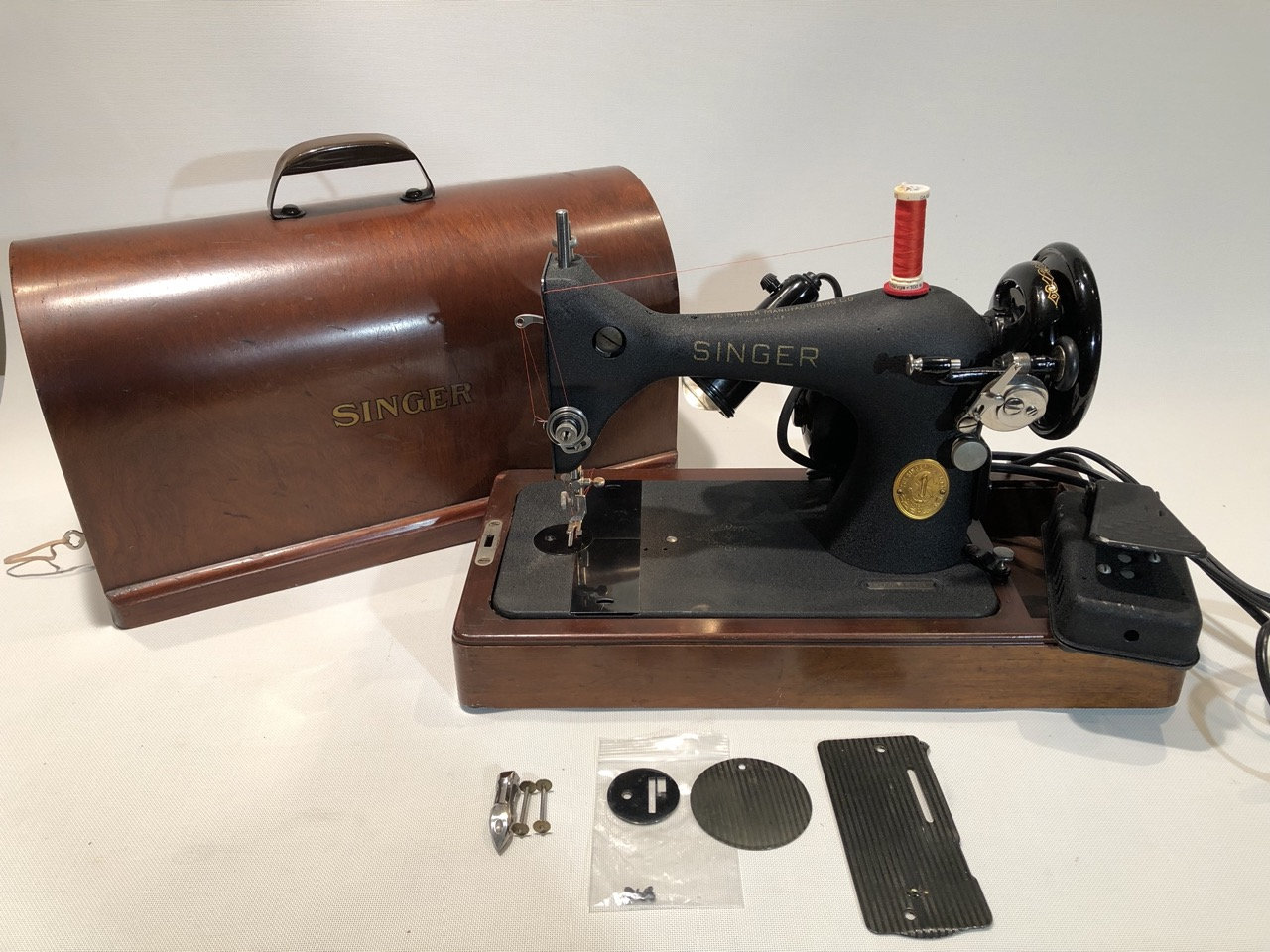 Vintage Singer 128K Handcranked la Vencedora Sewing Machine With Case and  Attachments 1951 