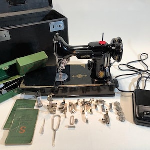 1951年製ヴィンテージ シンガー 221 センテニアル フェザーウェイトミシン（アタッチメントとケース付き、状態良好）