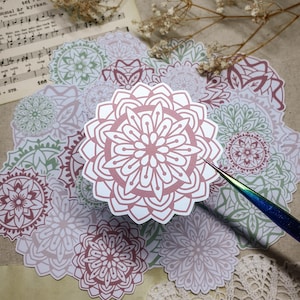 Stukken kleedje I Ephemera-stukken I Mandala I uitsnijdingen I Papieren kleedje I Collage I Papieren ephemera I Scrapbooking I Creative journaling I Paper Craft