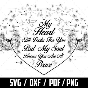 Puede incluir: Diseño gráfico en blanco y negro con una forma de corazón hecha de semillas de diente de león. El texto dentro del corazón dice "Mi corazón todavía te busca, pero mi alma sabe que estás en paz".