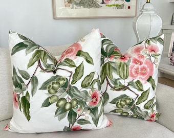 Funda de almohada Thibaut Camellia Garden (25 x 25”) HECHA A MEDIDA