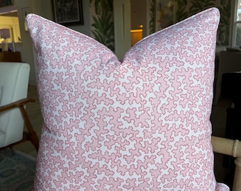 Funda de almohada Dover de Elliston House en color Blossom (61 x 61 cm) ¡Lista para enviar!