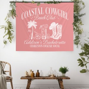 Pode incluir: Uma faixa rosa com texto branco que diz "Coastal Cowgirl + Beach Club + 2024 Addison's Bachelorette Charleston Cocktail Social". A faixa tamb&eacute;m apresenta uma palmeira, coquet&eacute;is e botas de cowboy.