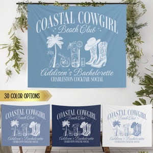 Pode incluir: Uma faixa de despedida de solteira azul e branca com o texto "Coastal Cowgirl Beach Club" e "Addison's Bachelorette Charleston Cocktail Social". A faixa apresenta uma palmeira, botas de cowboy e coquet&eacute;is.