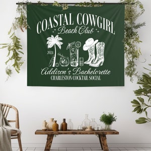 Pode incluir: Faixa verde com texto branco que diz "Coastal Cowgirl Beach Club" com uma palmeira, copos de coquetel e botas de cowboy. O texto "Addison's Bachelorette Charleston Cocktail Social" tamb&eacute;m est&aacute; inclu&iacute;do.