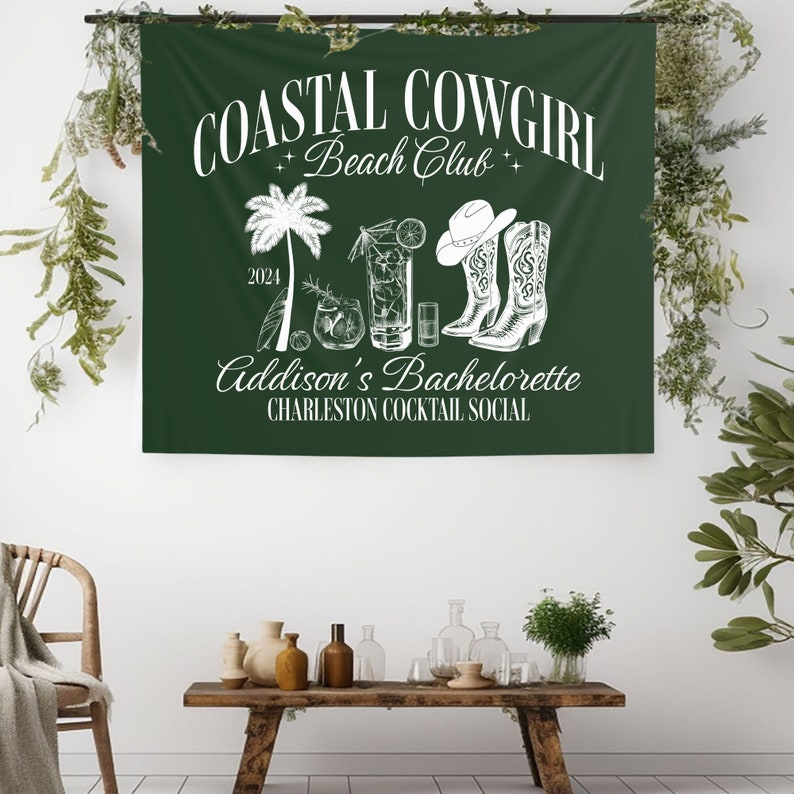 Pode incluir: Faixa verde com texto branco que diz "Coastal Cowgirl Beach Club" com uma palmeira, copos de coquetel e botas de cowboy. O texto "Addison's Bachelorette Charleston Cocktail Social" tamb&eacute;m est&aacute; inclu&iacute;do.