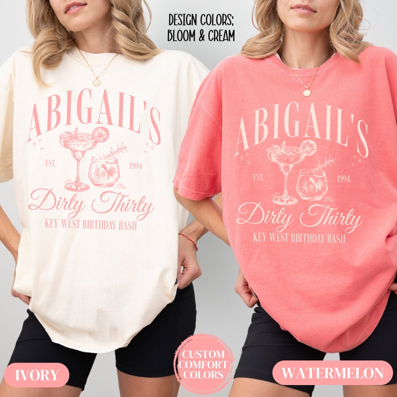 Pode incluir: Duas mulheres vestindo camisetas com o texto "Abigail's Dirty Thirty Key West Birthday Bash" em rosa. As camisetas s&atilde;o em fundo branco e melancia. O texto "Est. 1994" tamb&eacute;m est&aacute; nas camisetas.