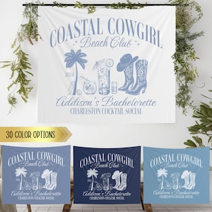 Pode incluir: Uma faixa azul e branca com o texto "Coastal Cowgirl Beach Club" e "Addison's Bachelorette Charleston Cocktail Social". A faixa tamb&eacute;m apresenta uma palmeira, botas de cowboy e coquet&eacute;is.