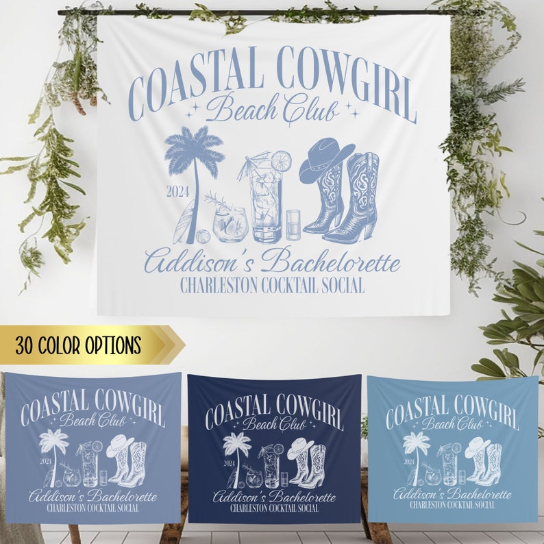 Pode incluir: Uma faixa azul e branca com o texto "Coastal Cowgirl Beach Club" e "Addison's Bachelorette Charleston Cocktail Social". A faixa tamb&eacute;m apresenta uma palmeira, botas de cowboy e coquet&eacute;is.
