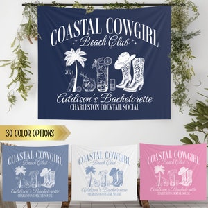 Pode incluir: Uma faixa azul marinho com texto branco que diz "Coastal Cowgirl Beach Club 2024 Addison's Bachelorette Charleston Cocktail Social". A faixa tamb&eacute;m apresenta uma palmeira, um coquetel e botas de cowboy.