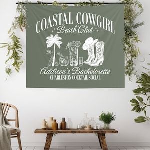 Pode incluir: Uma faixa verde com texto branco que diz "Coastal Cowgirl Beach Club" com uma palmeira, copos de coquetel, chap&eacute;us de cowboy e botas. O texto tamb&eacute;m diz "Addison's Bachelorette Charleston Cocktail Social".