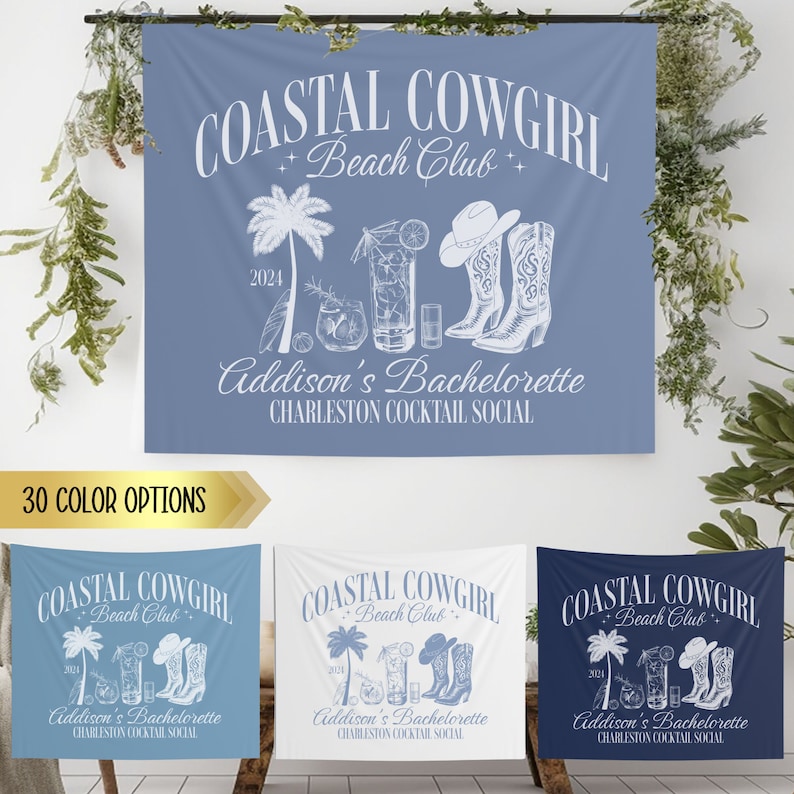 Pode incluir: Uma faixa azul e branca com o texto "Coastal Cowgirl Beach Club" e "Addison's Bachelorette Charleston Cocktail Social". A faixa tamb&eacute;m apresenta uma palmeira, coquet&eacute;is e botas de cowboy.