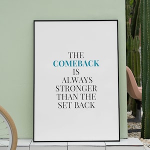 Op de afbeelding: Een ingelijst motiverend poster met de tekst "THE COMEBACK IS ALWAYS STRONGER THAN THE SET BACK" in zwart en blauw op een witte achtergrond.