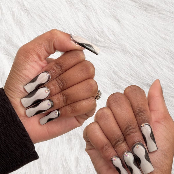 Maddie‘s Euphoria black and white press-on nails