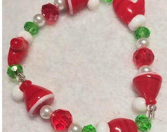 赤い帽子とミトンのビーズクリスマスブレスレット - お祝いのホリデージュエリー