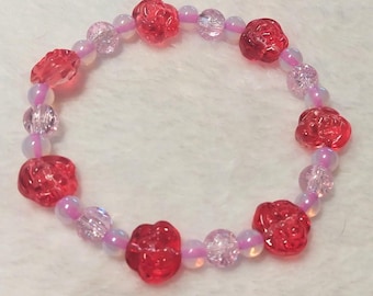 Handgemaakte rooskralenarmband – romantische bloemenboho-sieraden