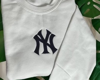 New York embroidered crewneck sweatshirt. Perfect for casual outfits and baseball fans