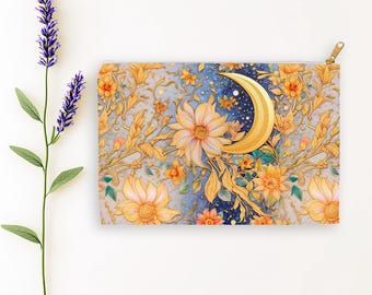 Puede incluir: Una bolsa con cremallera con un diseño de media luna dorada con estrellas sobre un fondo azul, rodeada de flores amarillas y enredaderas doradas.