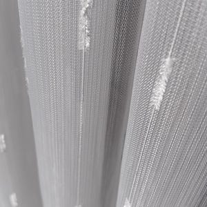 Op de afbeelding: Witte, doorschijnende gordijnen met een delicaat patroon. De gordijnen zijn gemaakt van een lichtgewicht stof en hebben een zachte, vloeiende val.
