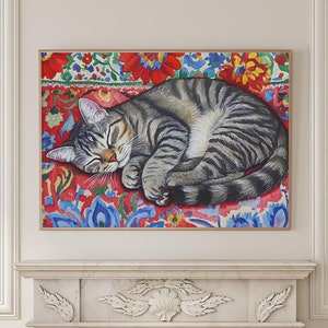 Puede incluir: Una pintura de un gato atigrado durmiendo en una alfombra colorida con patrones florales. El gato está enroscado en una bola con las patas metidas debajo de la barbilla. La alfombra es de un rojo, azul y amarillo vibrantes con diseños intrincados.