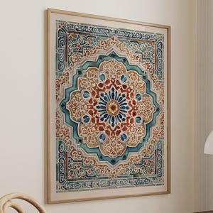 K&ouml;nnte beinhalten: Gerahmtes Wandbild mit einem detaillierten, symmetrischen Design und einem zentralen Blumenmotiv. Das Kunstwerk zeigt eine Farbpalette aus T&uuml;rkis, Rost und Beige mit aufwendigen Mustern und einem Holzrahmen. Der Stil erinnert an kulturelles Erbe.