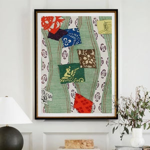 Può includere: Una stampa incorniciata di un design astratto colorato con forme geometriche e motivi. La stampa è su sfondo bianco ed è incorniciata in una cornice dorata. La stampa è appesa a una parete bianca sopra un tavolo consolle con libri e una lampada.