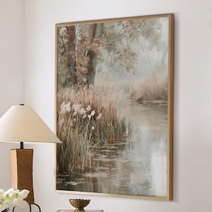 Puede incluir: Una esquina de la habitación con una mesa redonda de mármol sobre una base de columna marrón oscuro, con una lámpara y decoración. Dos taburetes tapizados blancos con patas de madera oscura están debajo. Una pintura de paisaje enmarcada cuelga de la pared.