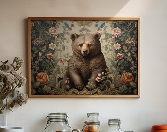 Könnte beinhalten: Eine gerahmte Wandteppich mit einem braunen Bären, der in einem Garten mit Blumen und Vögeln sitzt. Der Wandteppich ist von einem Holzrahmen umgeben.