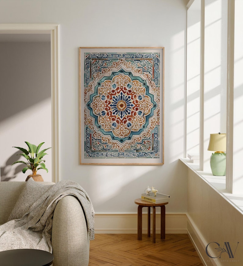 K&ouml;nnte beinhalten: Ein gerahmter Wandkunstdruck mit einem detaillierten, symmetrischen Design in Blau-, Rot- und Beiget&ouml;nen. Das Kunstwerk hat ein kompliziertes, floral inspiriertes Muster und wird in einem hellen Holzrahmen pr&auml;sentiert. Der Druck ist ein dekoratives Element in einem hellen, luftigen Raum.