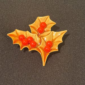 赤いベリーのアクセントが付いたクリスマス ヒイラギ ブローチ、セルロイド ピン、ヴィンテージ