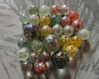 28 biglie di vetro maculate uniche. Diverse dimensioni, massi e dimensioni normali.