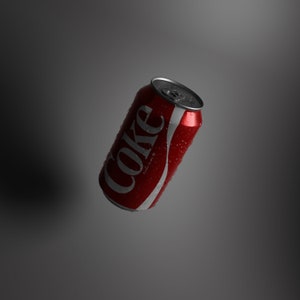 Può includere: Una lattina di alluminio rossa con condensa sulla superficie. La lattina ha la scritta "Coke" stampata in bianco sul lato.