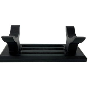 Puede incluir: Un soporte de pl&aacute;stico negro con dos brazos curvos para sostener un sable de luz. El soporte tiene tres ranuras para guardar sables de luz adicionales.