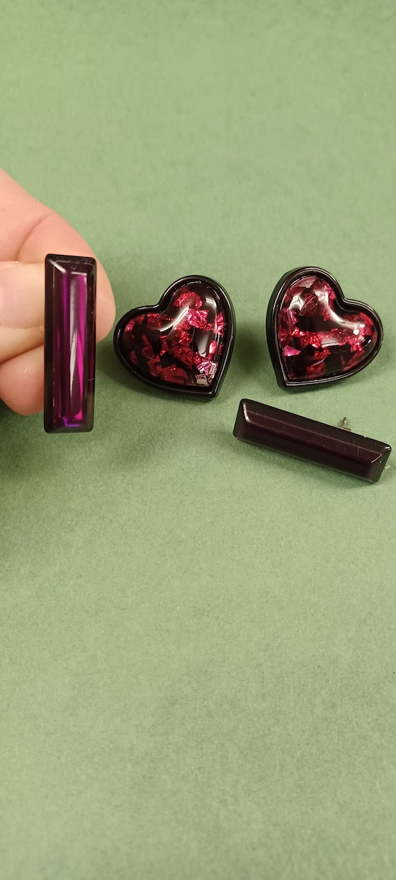 2 pair 80s/90s earrings hearts and purple stick